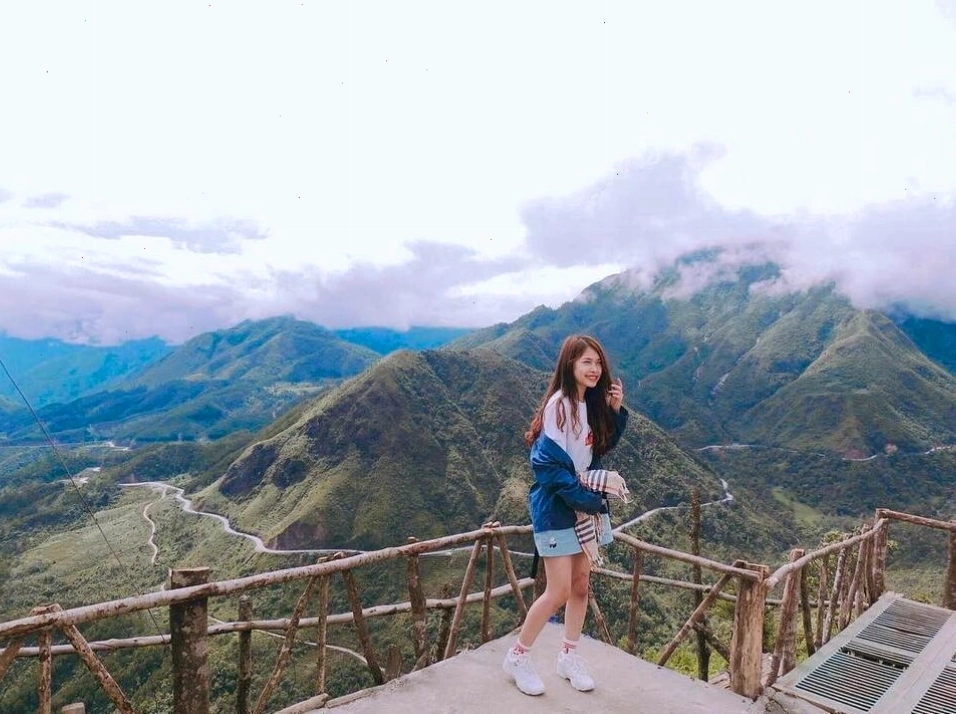 Toàn cảnh Cổng Trời Sa Pa nhìn từ xa với núi non hùng vĩ