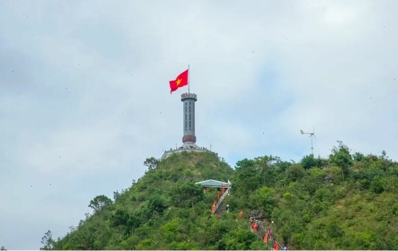 Toàn cảnh Cột cờ Lũng Cú và núi rừng Hà Giang