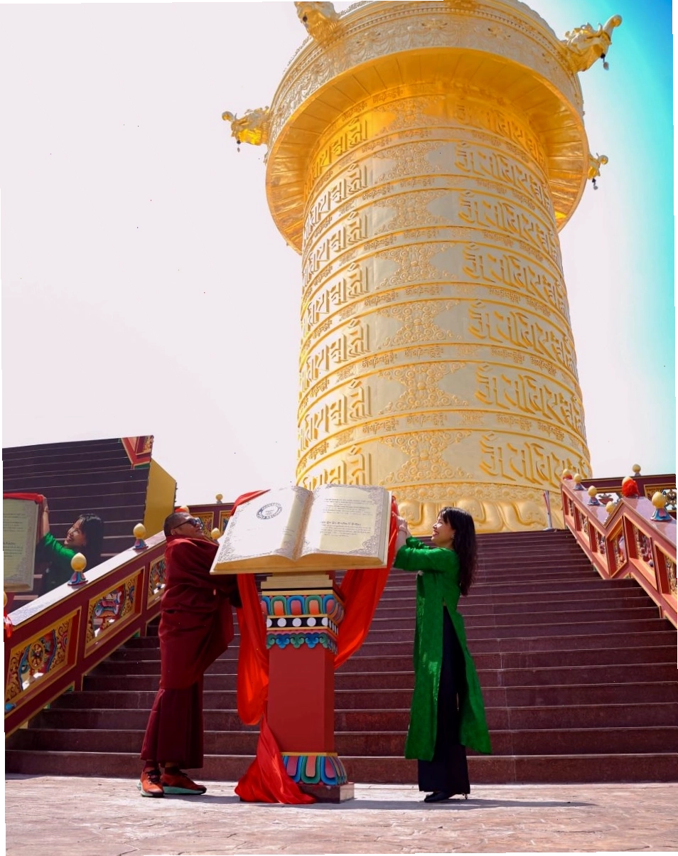 Toàn cảnh Đại bảo tháp kinh luân dát vàng tại Samten Hills Dalat