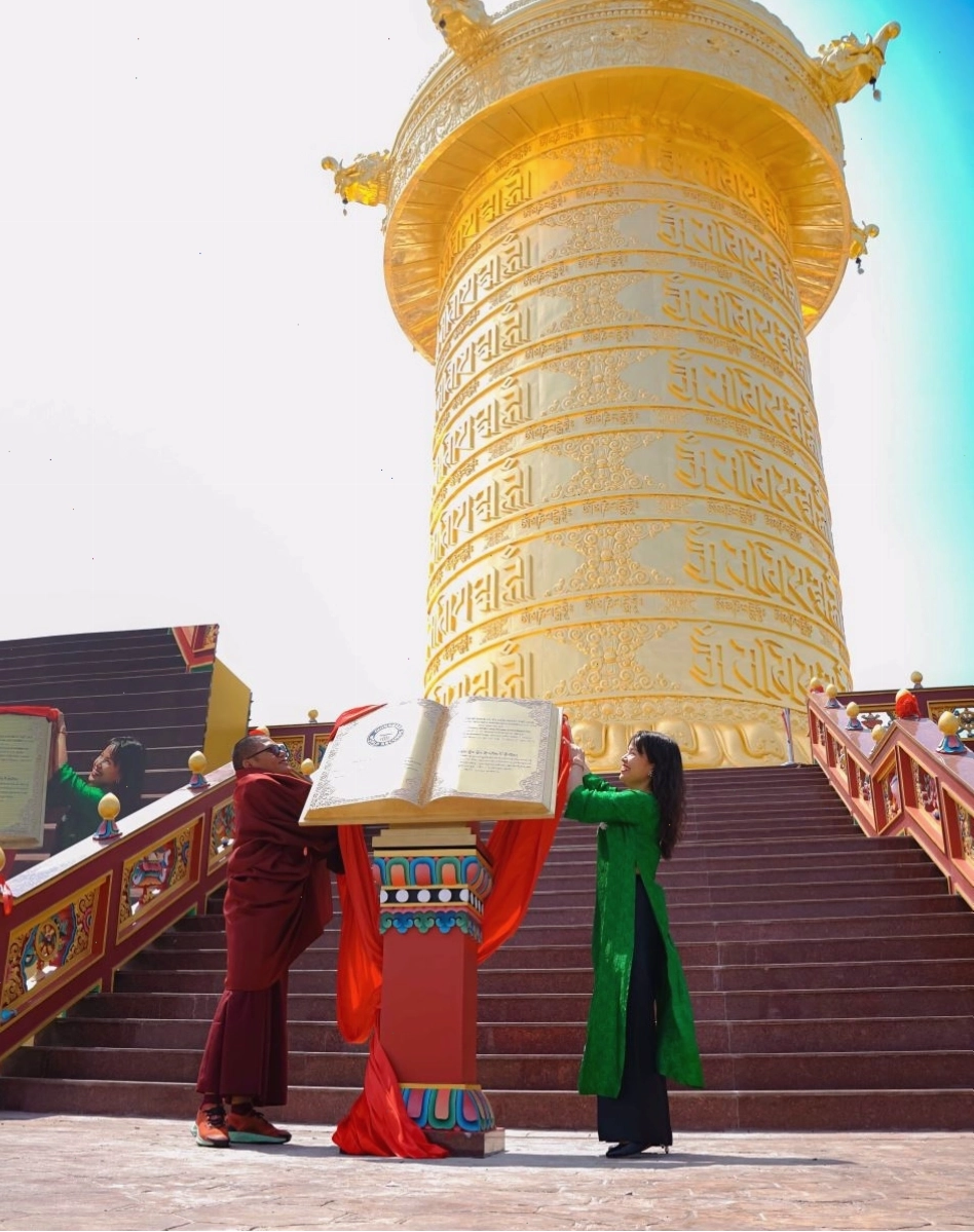 Toàn cảnh Đại bảo tháp Kinh luân lớn nhất thế giới tại Samten Hills Đà Lạt nhìn từ xa
