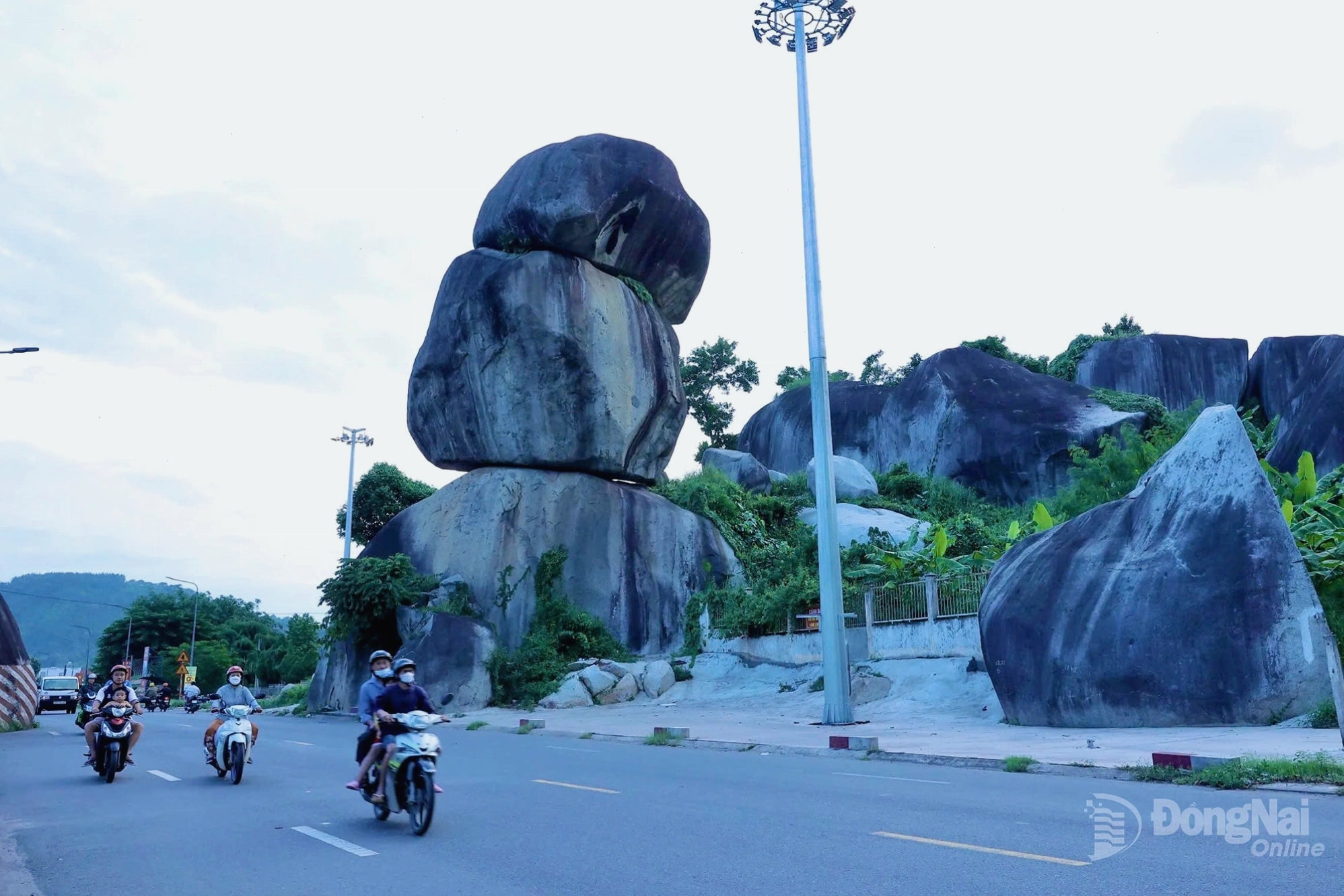 Toàn cảnh danh thắng Đá Ba Chồng từ trên cao
