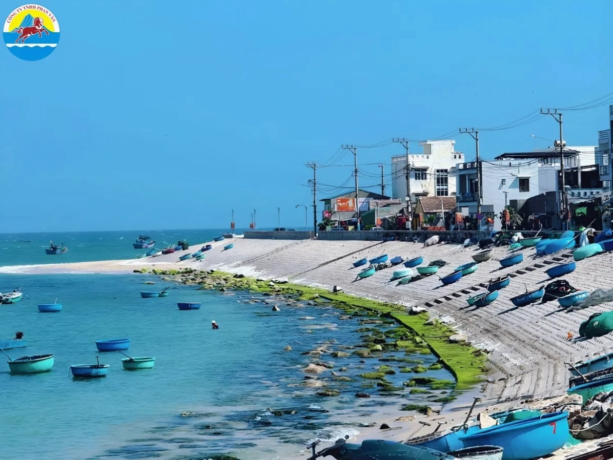Toàn cảnh đảo Hòn Khô Quy Nhơn với bãi biển xanh biếc và những ghềnh đá hoang sơ