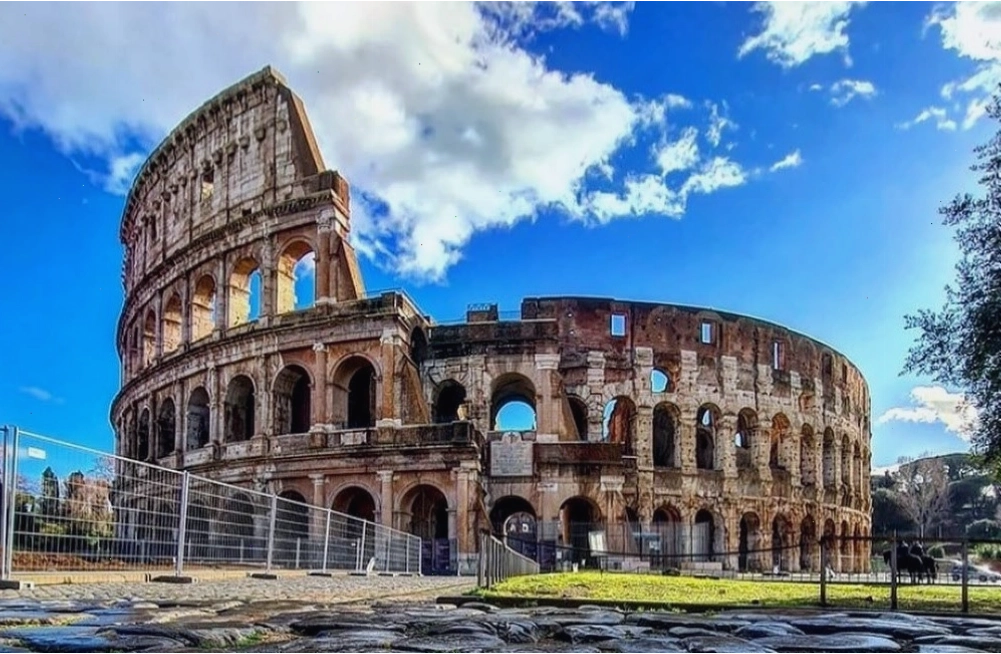 Toàn cảnh Đấu trường La Mã Colosseum hùng vĩ dưới bầu trời Rome