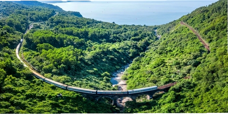 Toàn cảnh đèo Hải Vân nhìn từ tàu hoả Đà Nẵng - Huế