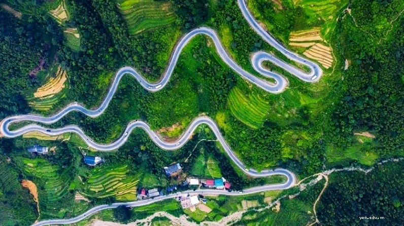 Toàn cảnh đèo Mã Pì Lèng nhìn từ trên cao