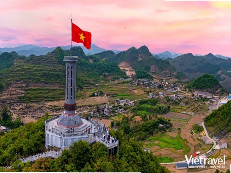Toàn cảnh Đèo Mã Pì Lèng nhìn từ trên cao trong tour Hà Giang