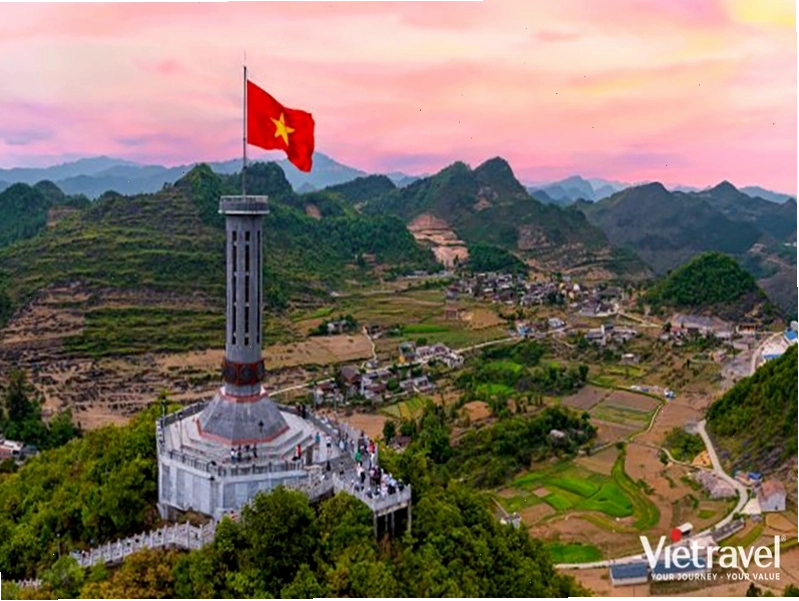 Toàn cảnh đèo Mã Pì Lèng nhìn từ trên cao với dòng sông Nho Quế xanh ngắt