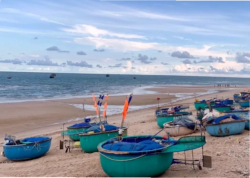 Toàn cảnh Dinh Cô nhìn từ biển
