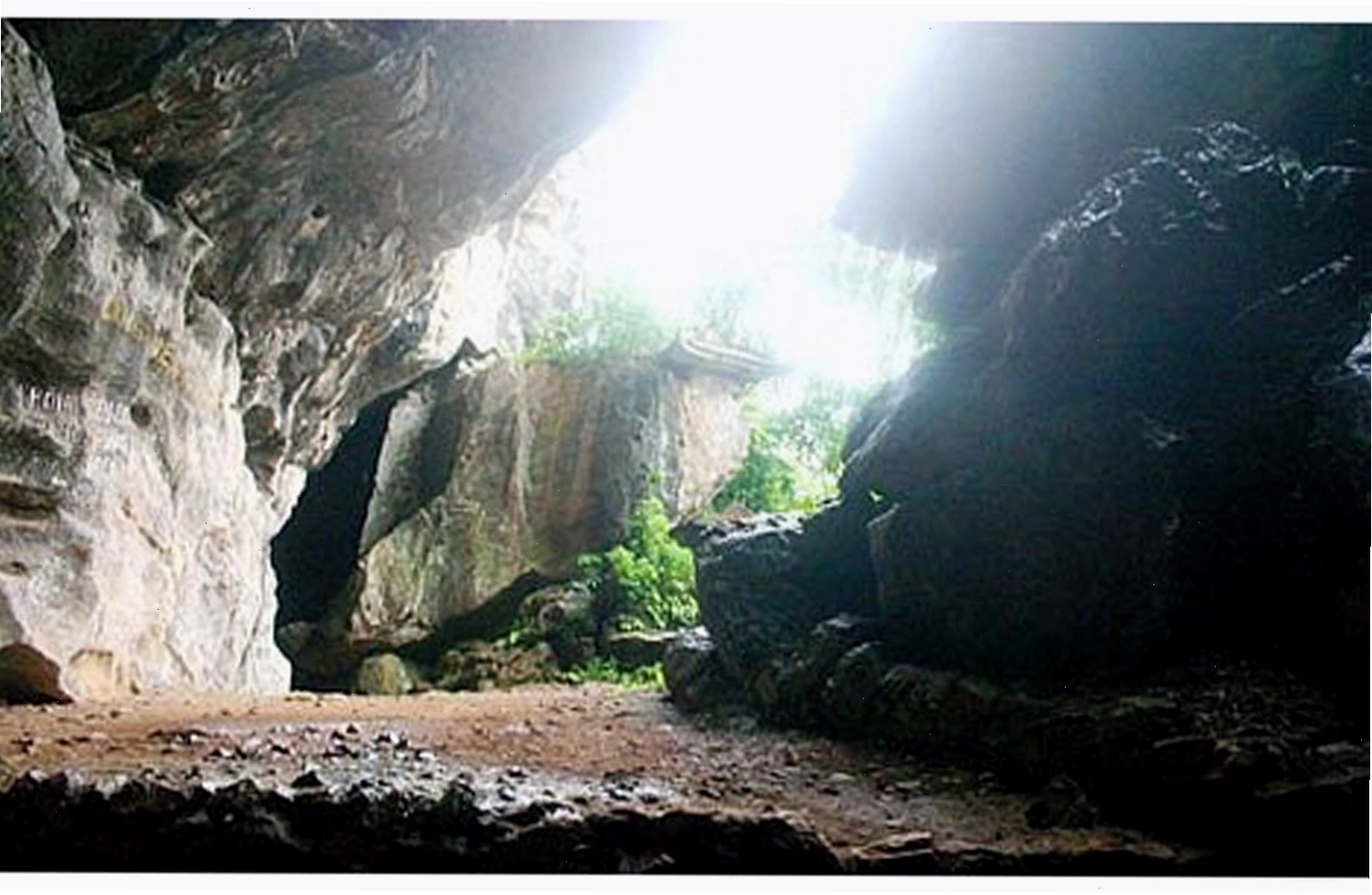 Toàn cảnh Động Linh Sơn nhìn từ xa