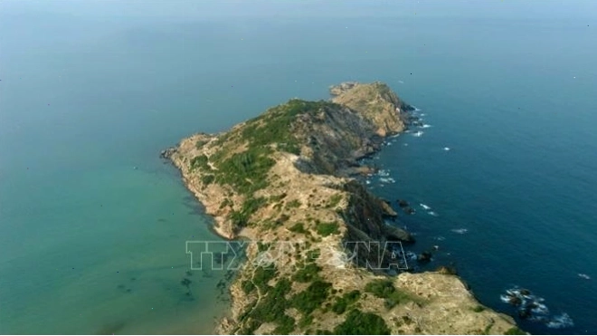 Toàn cảnh Eo Gió Nhơn Lý với eo biển xanh và những dãy núi đá bao quanh