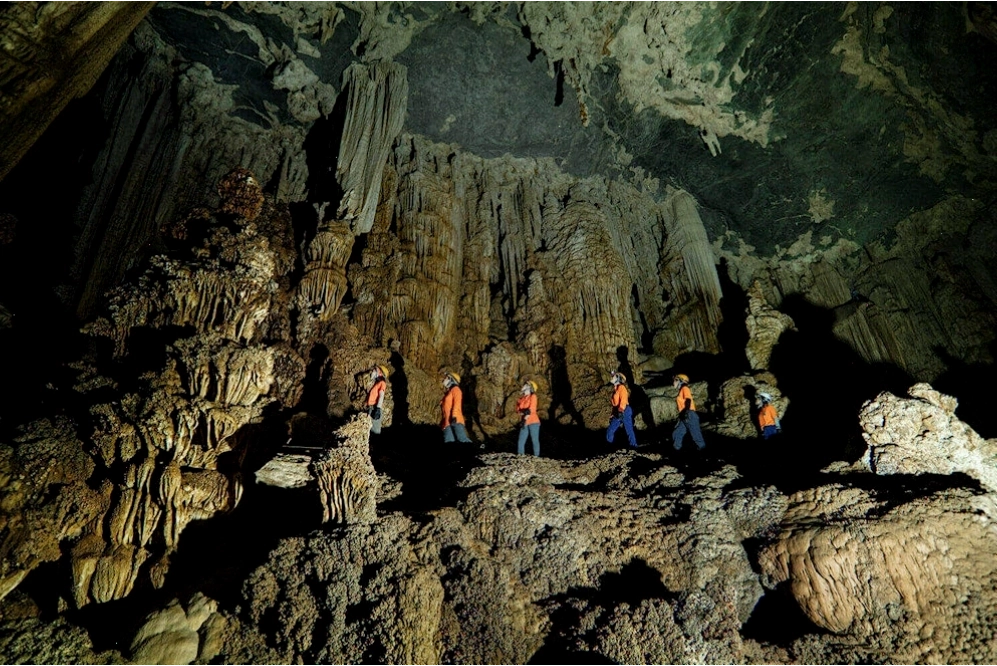 Toàn cảnh Hang Tú Làn