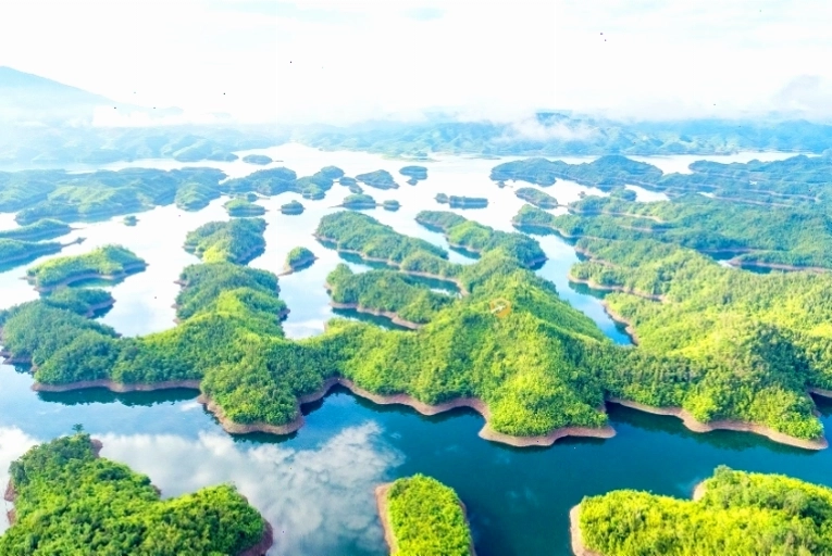 Toàn cảnh Hồ Tà Đùng nhìn từ trên cao với mặt nước xanh biếc và những hòn đảo nhỏ nhấp nhô