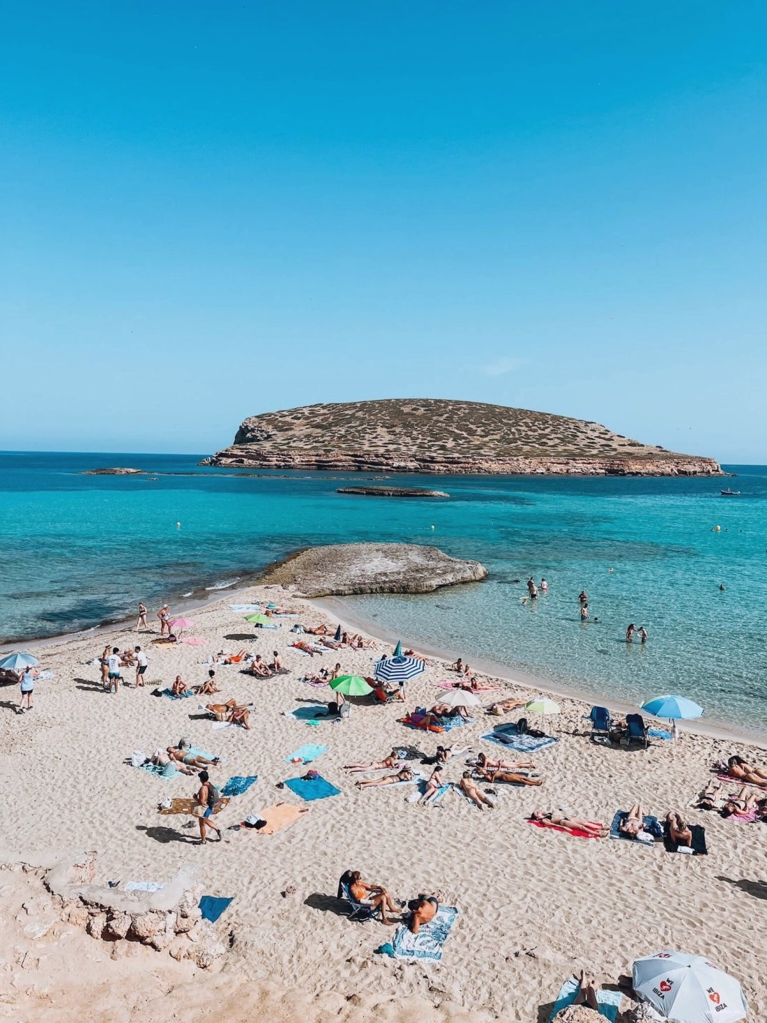 Toàn cảnh hòn đảo Ibiza, Tây Ban Nha nhìn từ trên cao