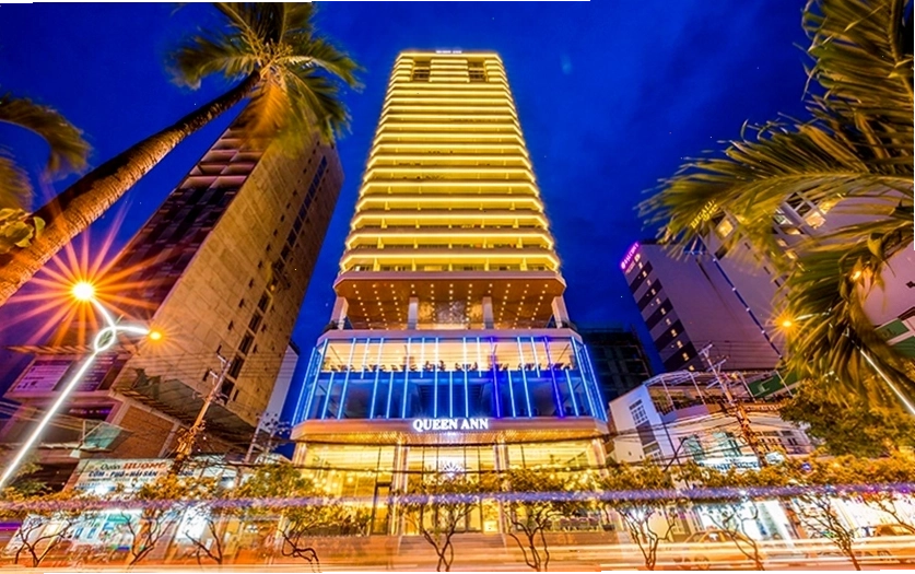 Toàn cảnh khách sạn Queen Ann Nha Trang nhìn từ biển