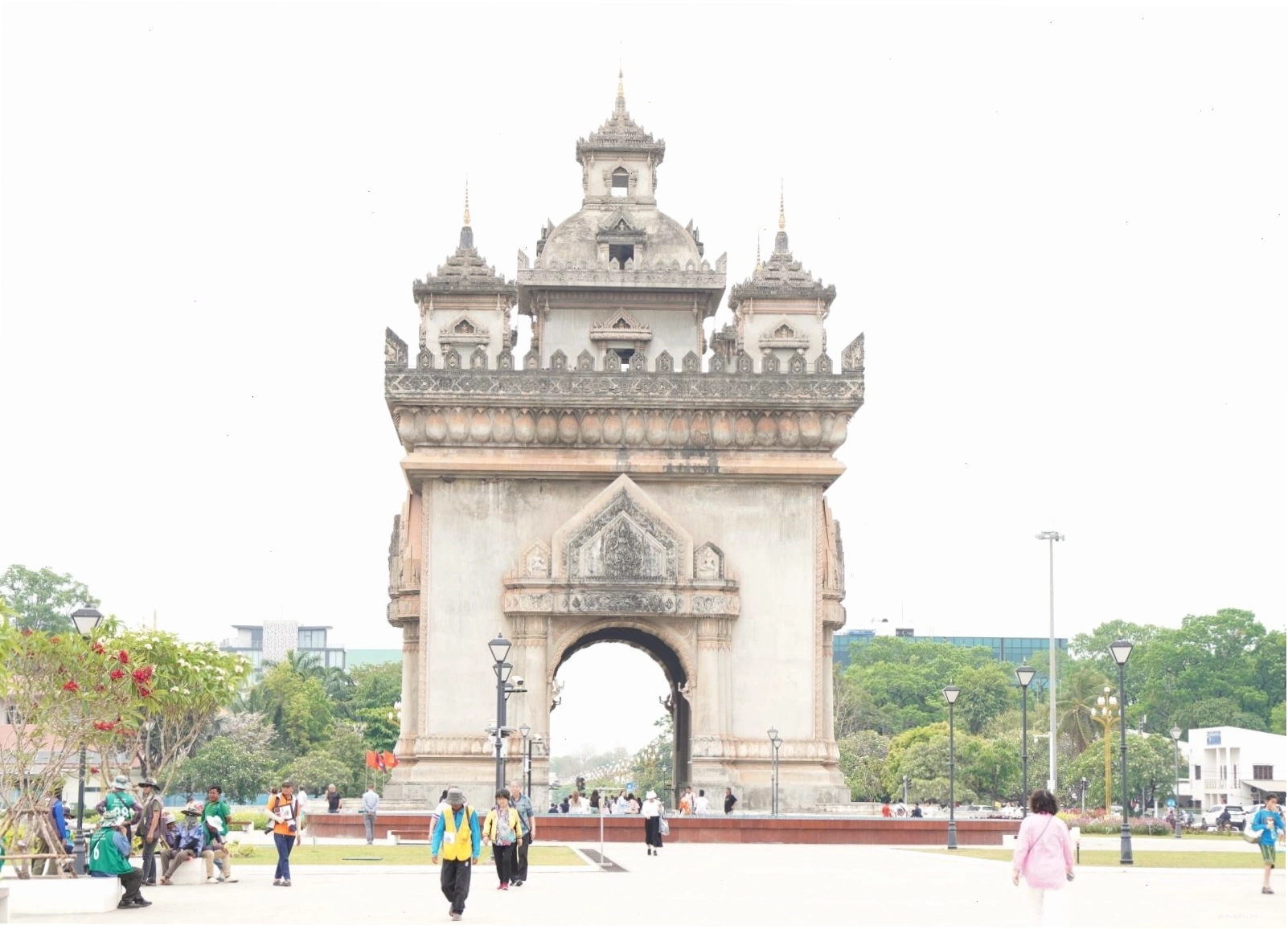 Toàn cảnh Khải Hoàn Môn Patuxay Lào nhìn từ xa