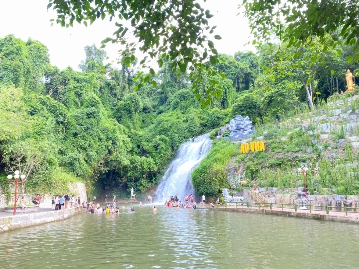 Toàn cảnh khu du lịch Ao Vua Ba Vì