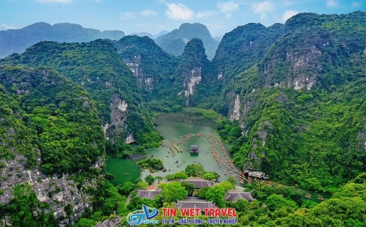 Toàn cảnh khu du lịch Tràng An Ninh Bình với núi đá vôi và sông nước