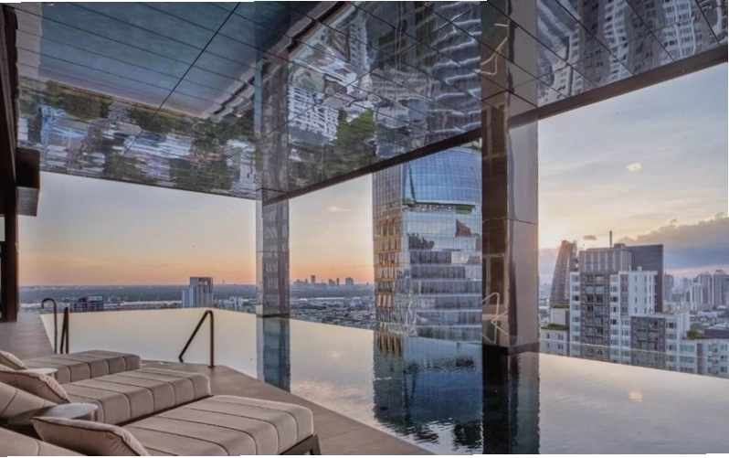 Toàn cảnh khu vực sảnh chờ và hồ bơi của InterContinental Bangkok
