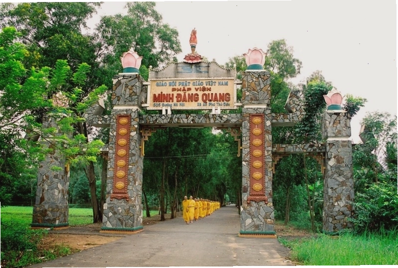 Toàn cảnh khuôn viên xanh mát của Pháp viện Minh Đăng Quang