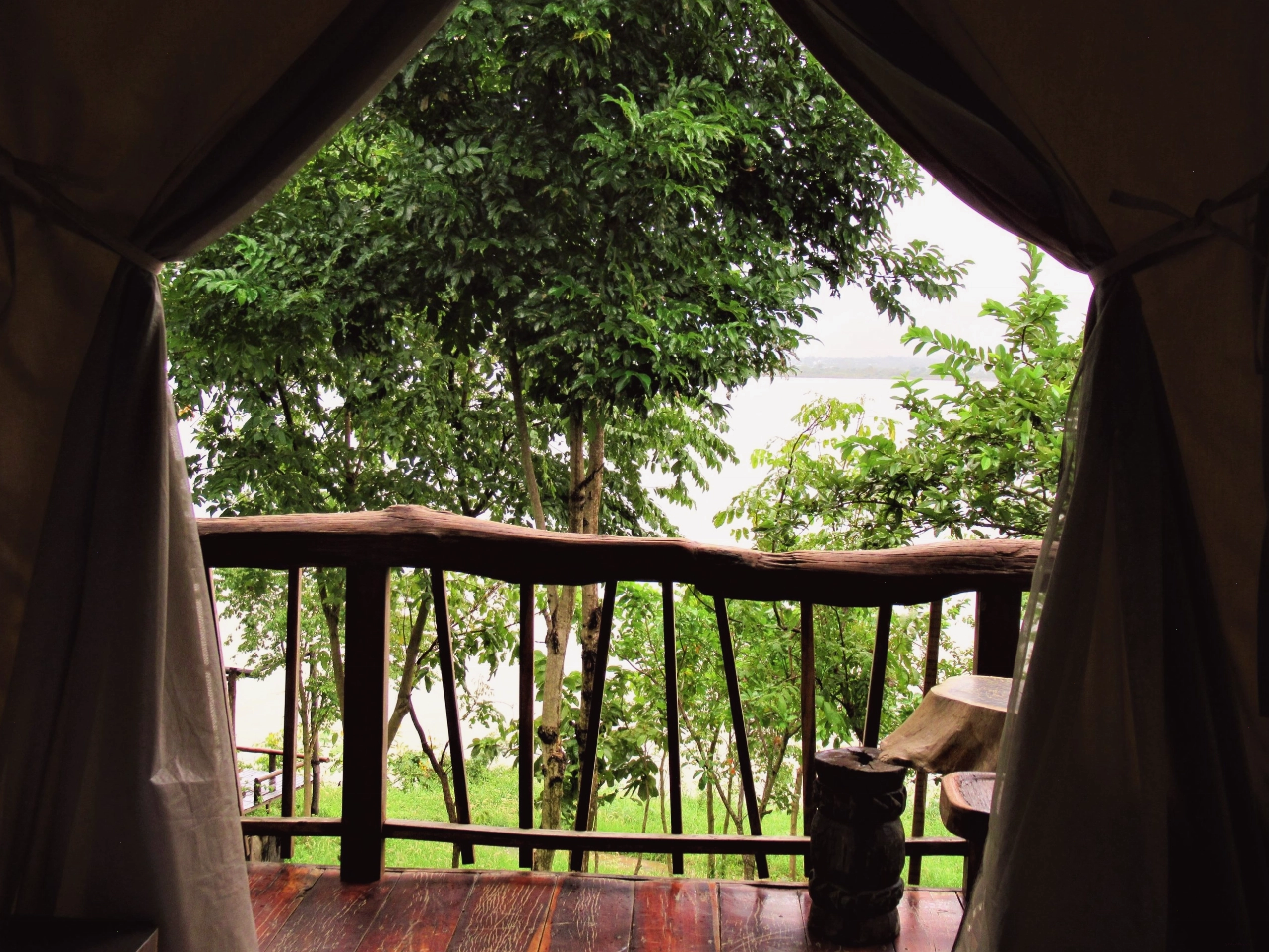 Toàn cảnh Lak Tented Camp nhìn từ trên cao, bao quát hồ Lak và không gian xanh mát