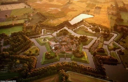 Toàn cảnh làng Giethoorn Hà Lan nhìn từ trên cao với hệ thống kênh rạch chằng chịt
