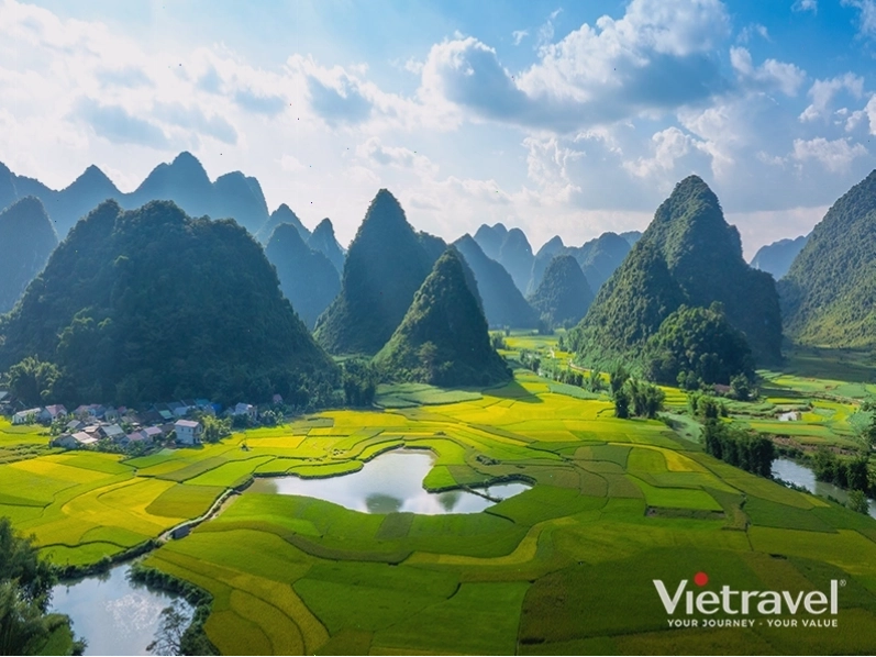 Toàn cảnh Làng Lô Lô Chải bình yên dưới chân Cột Cờ Lũng Cú