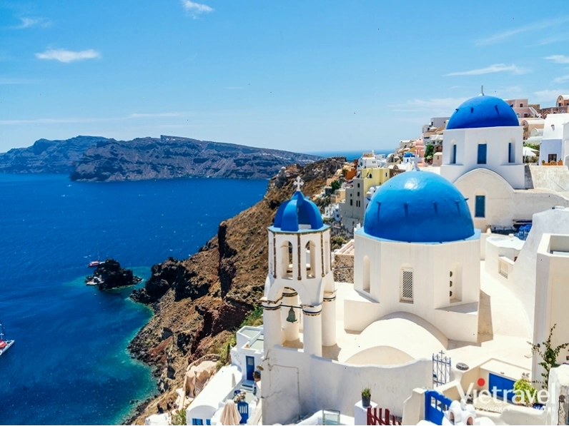 Toàn cảnh làng Oia, Santorini với những ngôi nhà trắng và mái vòm xanh