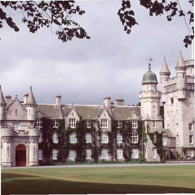 Toàn cảnh Lâu đài Balmoral nhìn từ xa, bao quanh bởi cảnh quan thiên nhiên Scotland hùng vĩ