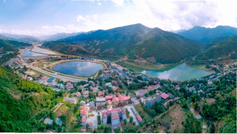 Toàn cảnh Mường Tè nhìn từ trên cao với dòng sông Đà uốn lượn