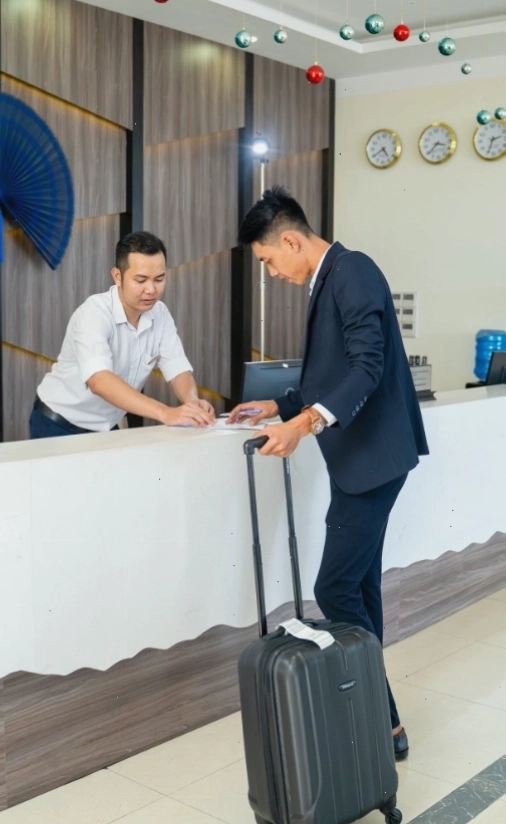 Toàn cảnh Navy Hotel Cam Ranh với kiến trúc hiện đại hướng biển