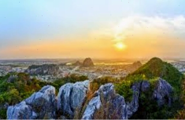 Toàn cảnh Ngũ Hành Sơn Đà Nẵng với quần thể núi đá vôi hùng vĩ bên bờ biển Non Nước