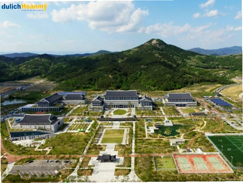 Toàn cảnh Nhà Xanh Hàn Quốc nhìn từ trên cao xuống với mái ngói xanh đặc trưng