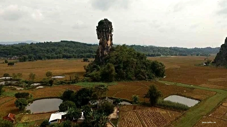 Toàn cảnh Núi Cột Cờ nhìn từ trên cao
