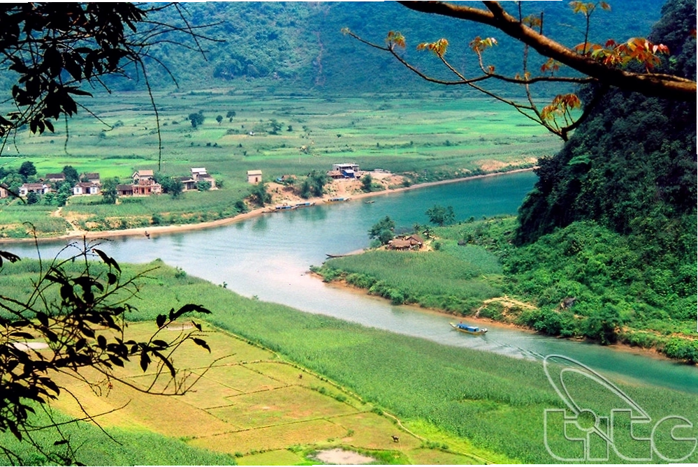 Toàn cảnh núi đá vôi karst của Tràng An nhìn từ trên cao
