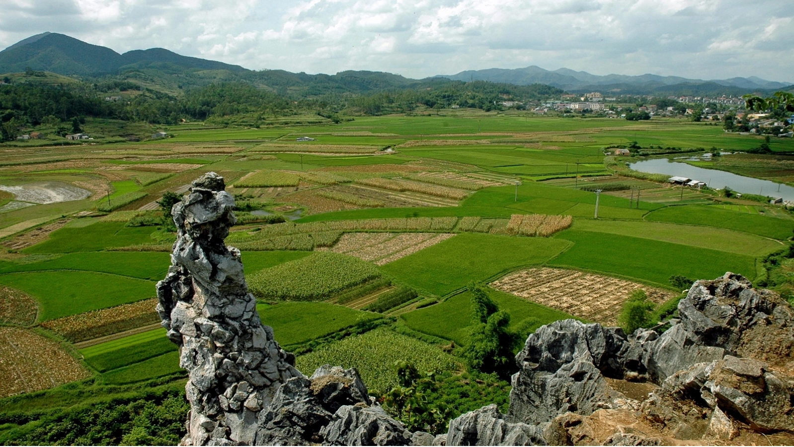 Toàn cảnh núi Tô Thị Lạng Sơn với tượng nàng Tô Thị uy nghiêm