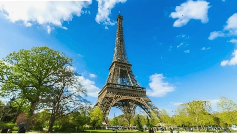 Toàn cảnh Paris nhìn từ đỉnh Tháp Eiffel