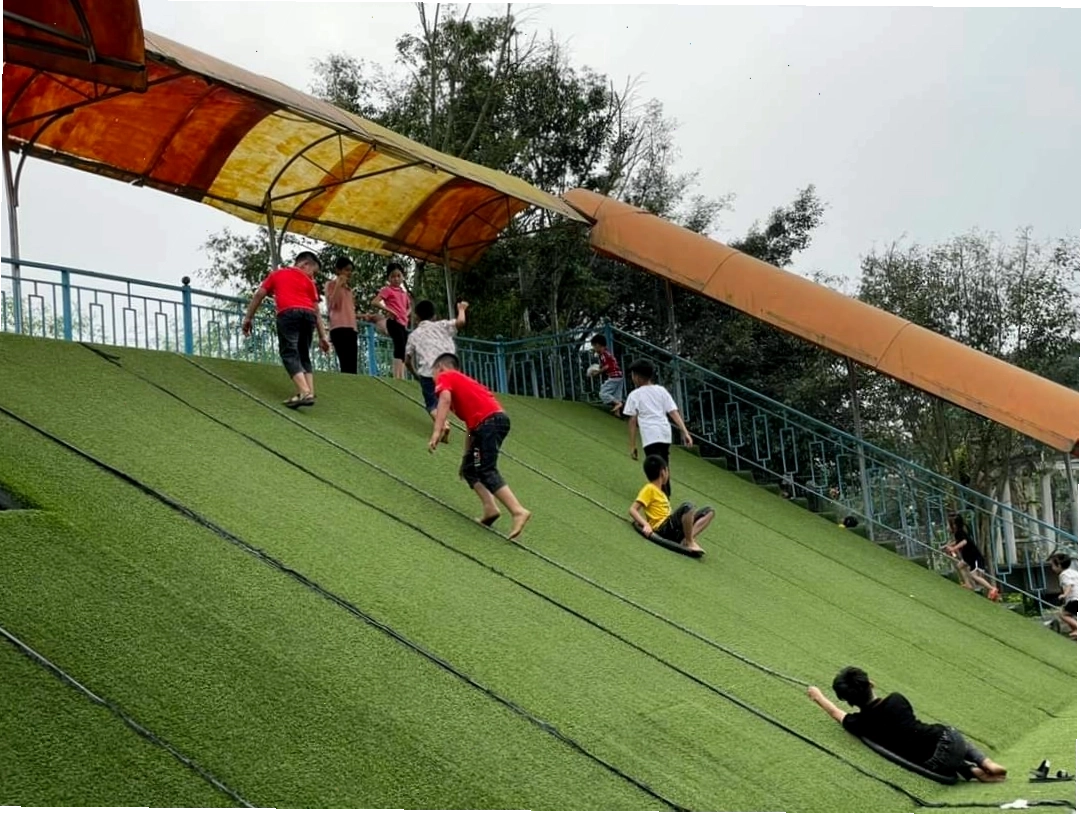 Toàn cảnh phim trường Wonderland Thái Nguyên nhìn từ trên cao với đồi chè và sông Công