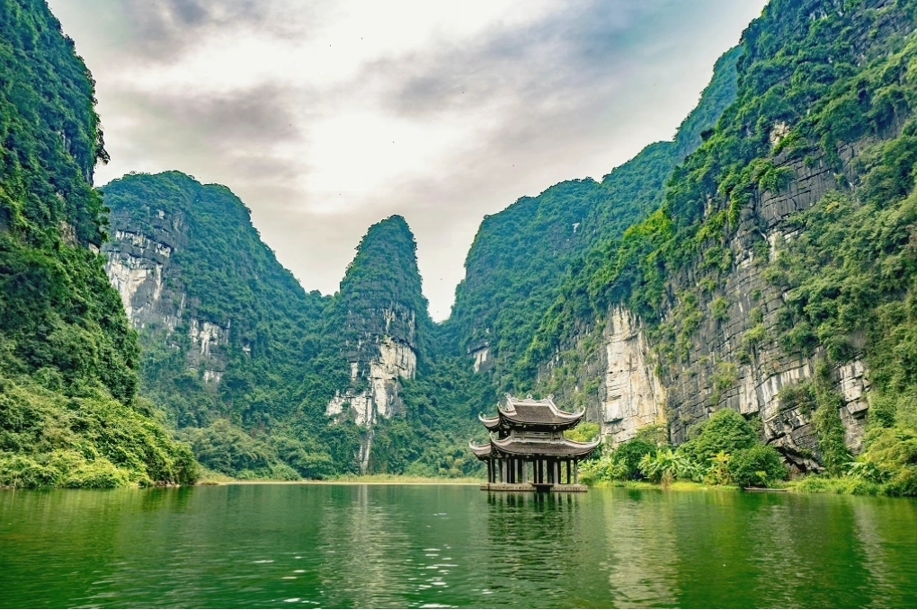 Toàn cảnh quần thể danh thắng Tràng An với núi non trùng điệp và sông nước hữu tình