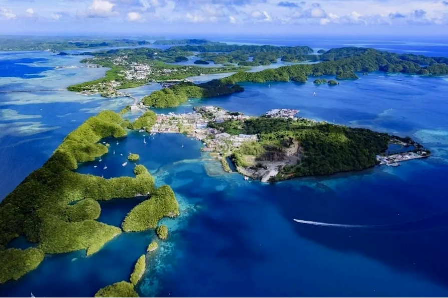Toàn cảnh quốc đảo Palau nhìn từ trên cao, cho thấy sự đa dạng của các đảo và vùng biển xanh ngắt