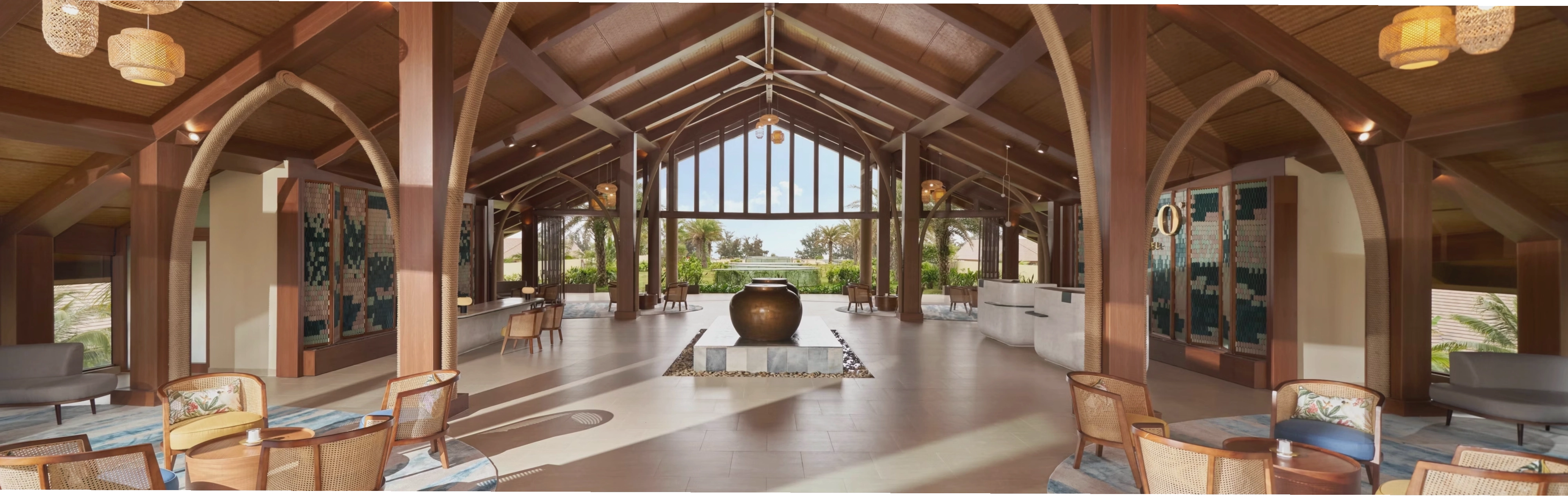 Toàn cảnh Resort VOCO Quảng Bình nhìn từ trên cao với bãi biển riêng và hồ bơi