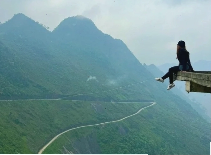 Toàn cảnh sông Nho Quế nhìn từ trên cao với núi non hùng vĩ
