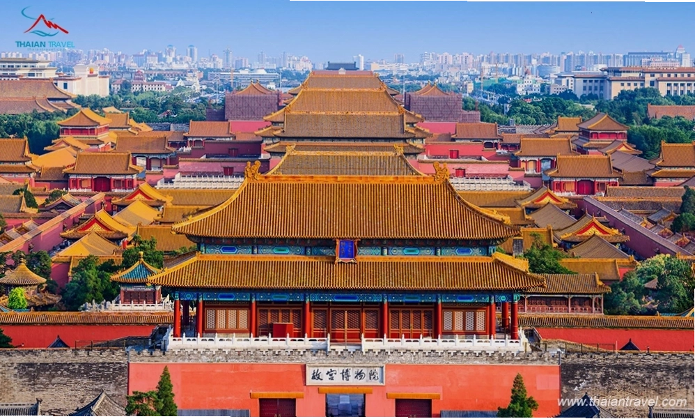 Toàn cảnh Thái Hòa điện với kiến trúc gỗ ấn tượng và các bậc thềm đá cẩm thạch