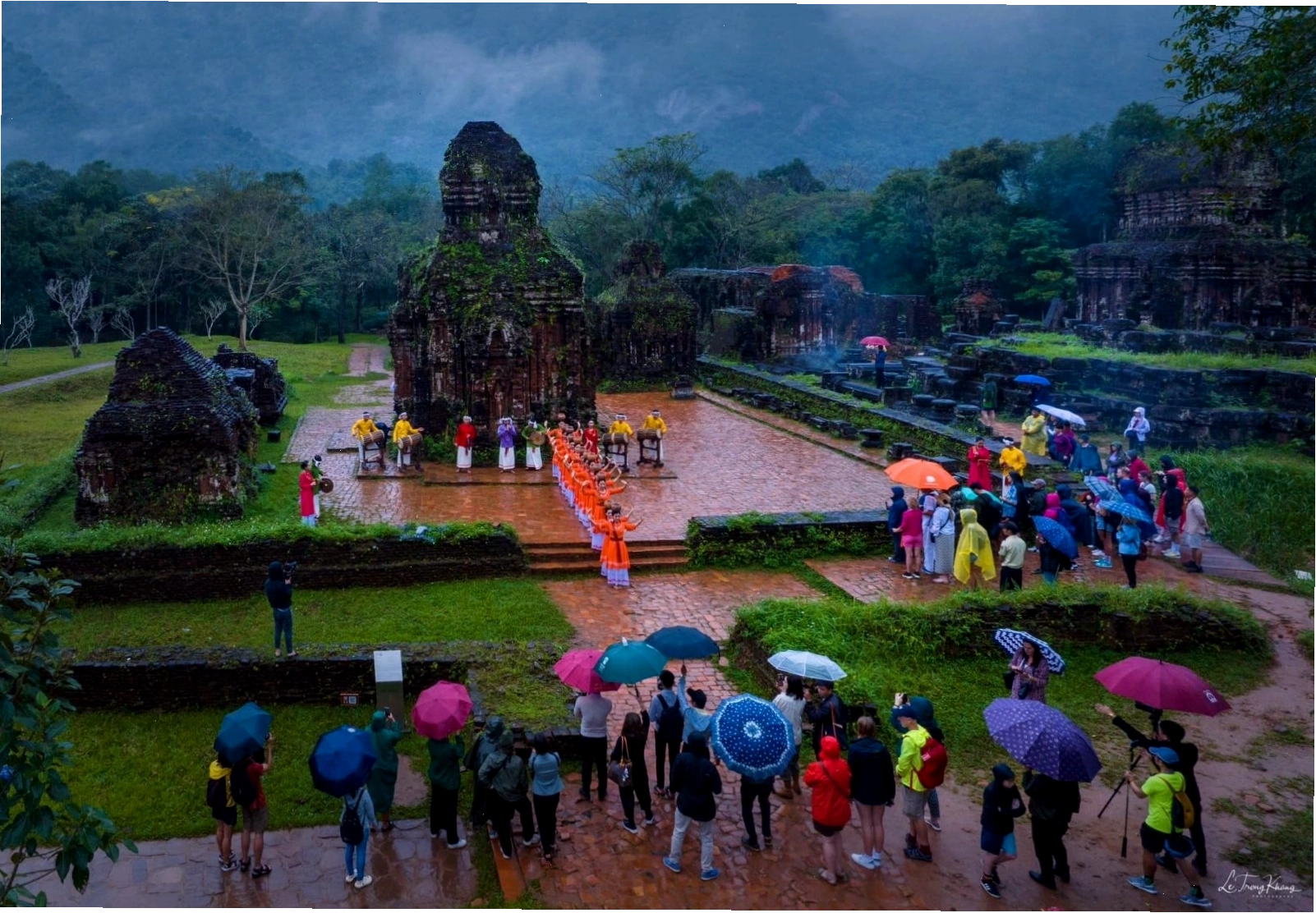 Toàn cảnh Thánh địa Mỹ Sơn với các đền tháp cổ kính