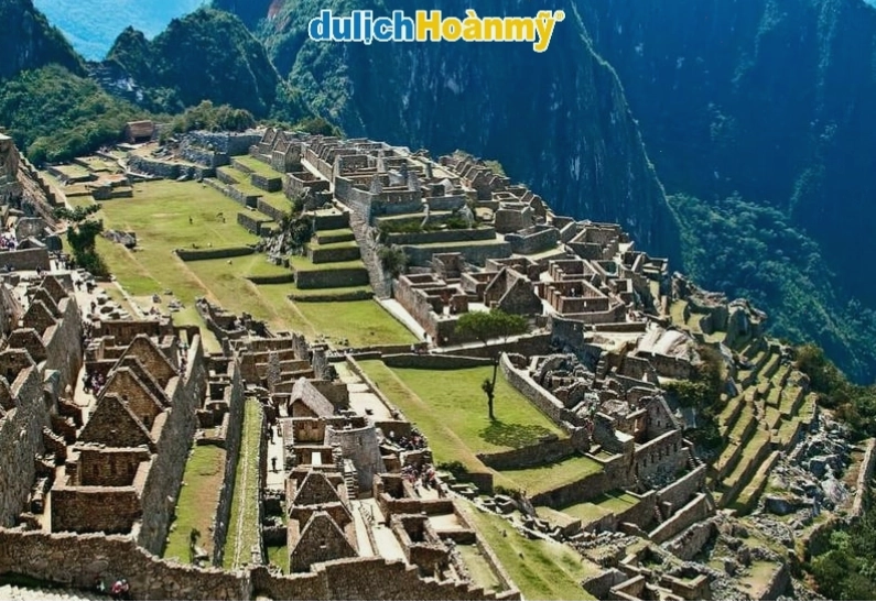 Toàn cảnh thành phố cổ Machu Picchu hùng vĩ trên núi cao ở Peru
