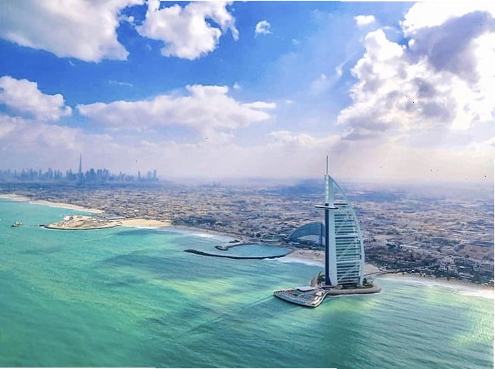 Toàn cảnh thành phố Dubai với những tòa nhà cao tầng hiện đại nhìn từ trên cao