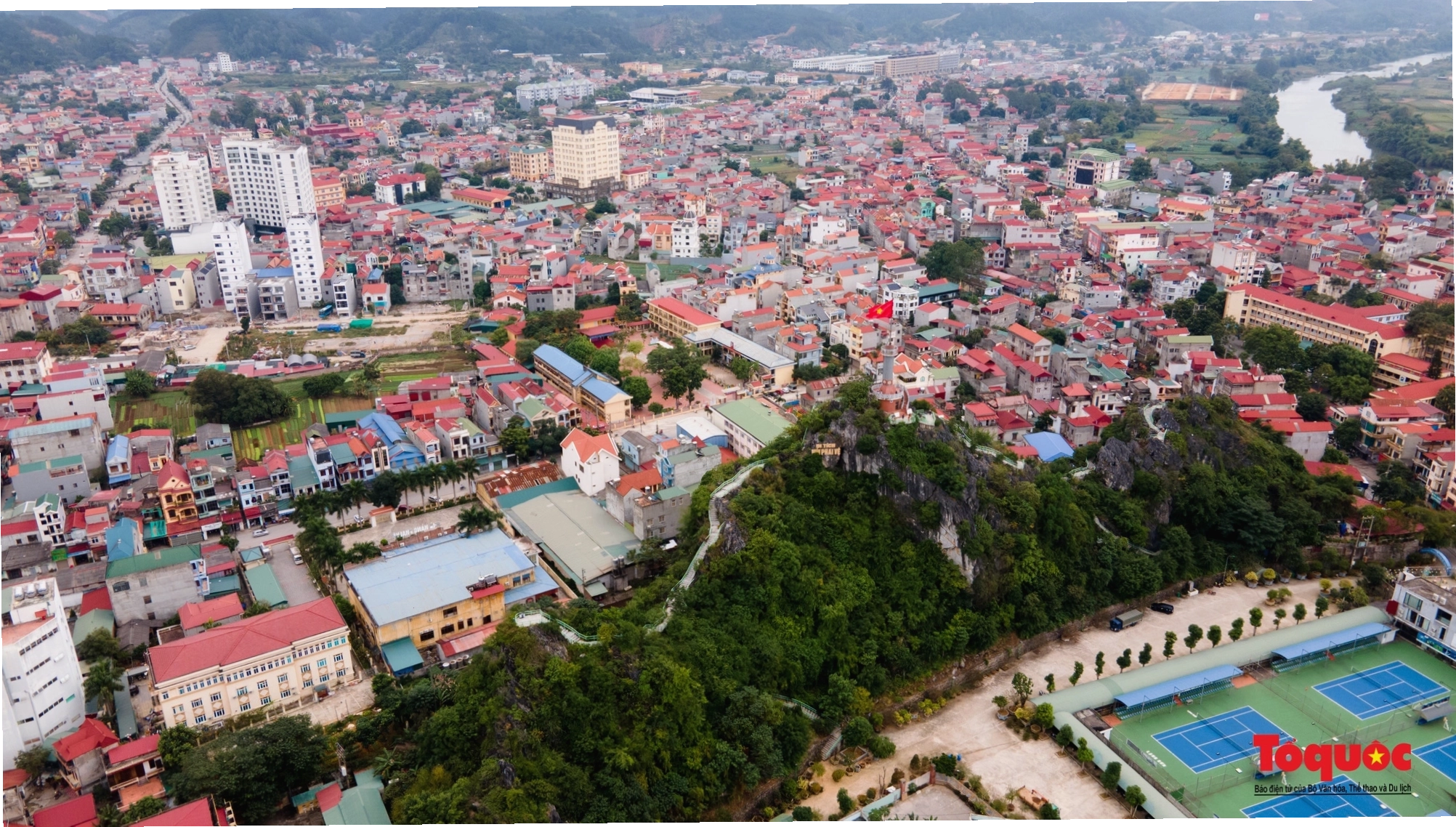 Toàn cảnh thành phố Lạng Sơn nhìn từ khu vực Núi Phai Vệ