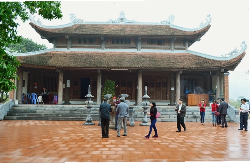 Toàn cảnh thành phố Móng Cái với núi non hùng vĩ và biển cả bao la