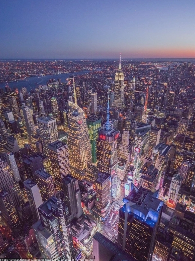 Toàn cảnh thành phố New York lung linh về đêm với những tòa nhà chọc trời