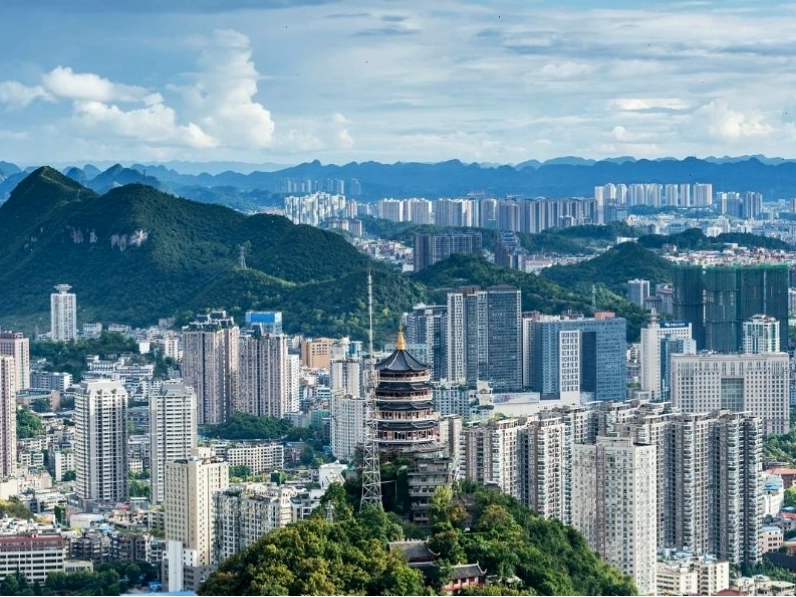 Toàn cảnh thành phố Quý Dương xanh mát với những tòa nhà cao tầng xen kẽ cây xanh