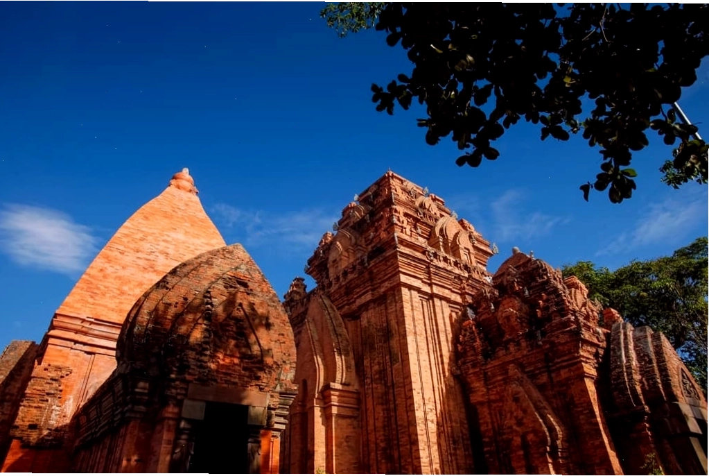 Toàn cảnh Tháp Bà Ponagar dưới ánh nắng